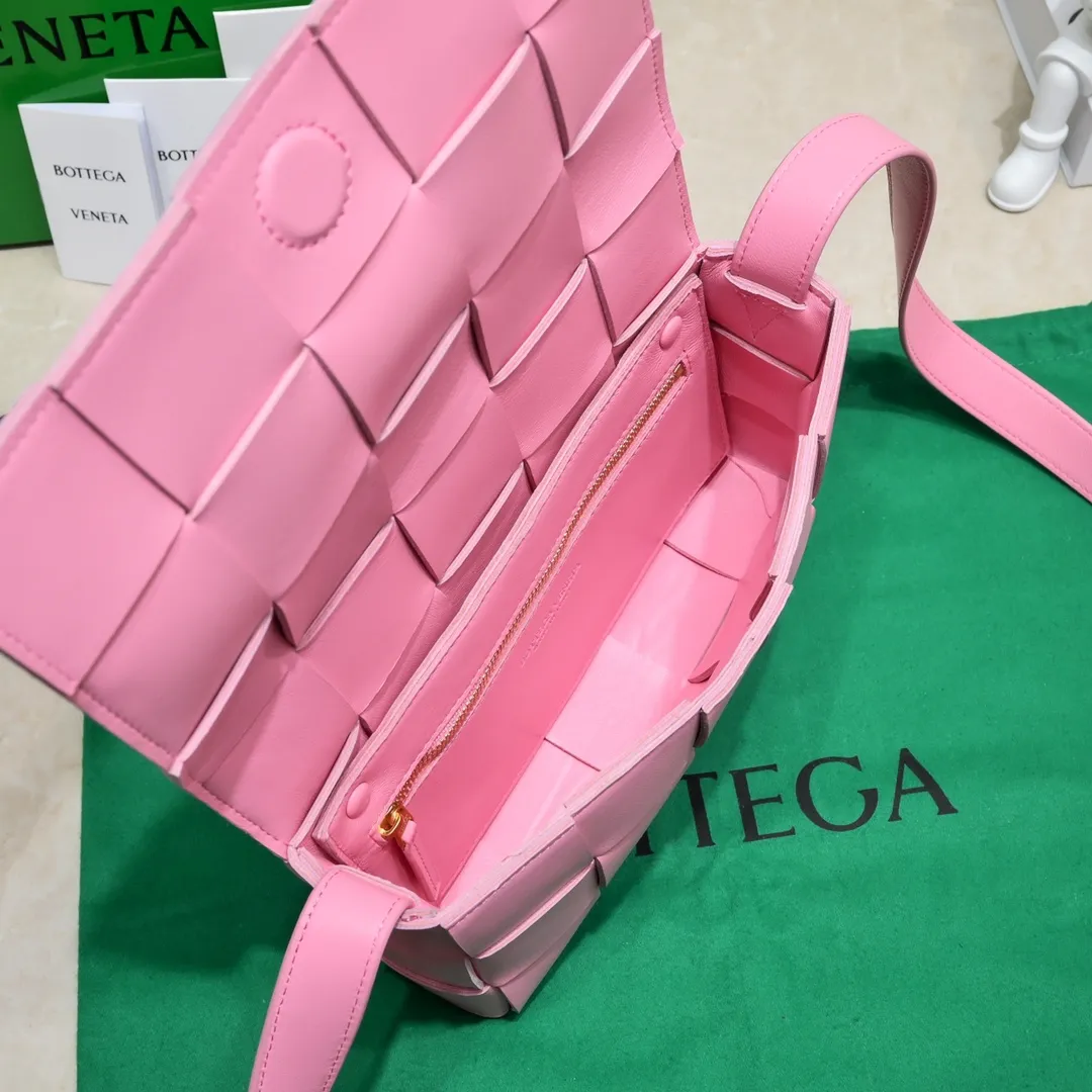 Batch 1420 Second-generation denim color matching Bv denim leather cassette looks like denim but is actually a leather bag🥳🥳The texture is really good🥳Super soft, super QQ, very high-end color 🍬A must-have for hot girls when going out, especially suitable for concave shapes, looks good when carried casually, suitable for various styles💯💯, sheepskin lining Style number: 6687 Size: 23*15*5.5